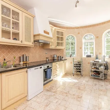 Mia - Peerless Bond Вилла