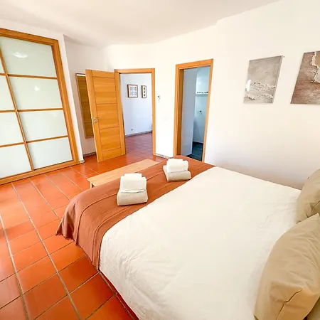 Mia - Peerless Bond Вилла