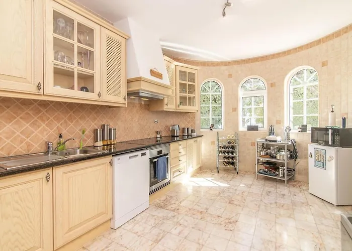 Mia - Peerless Bond Villa